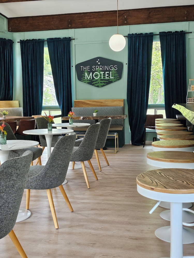 The Springs Motel - photo 3