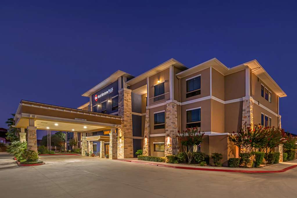 Best Western Plus Lytle Inn & Suites - last minute hotel in Lytle