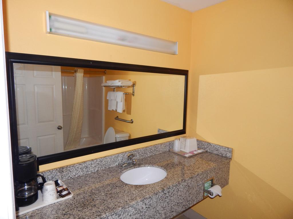 Sunrise Inn Brownsville - photo 18