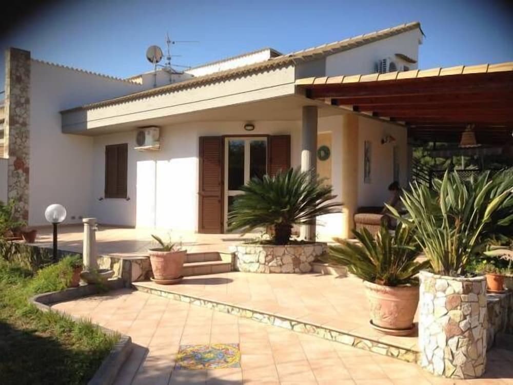 Perla del Mare Affittacamere in Campofelice Di Roccella, Italy