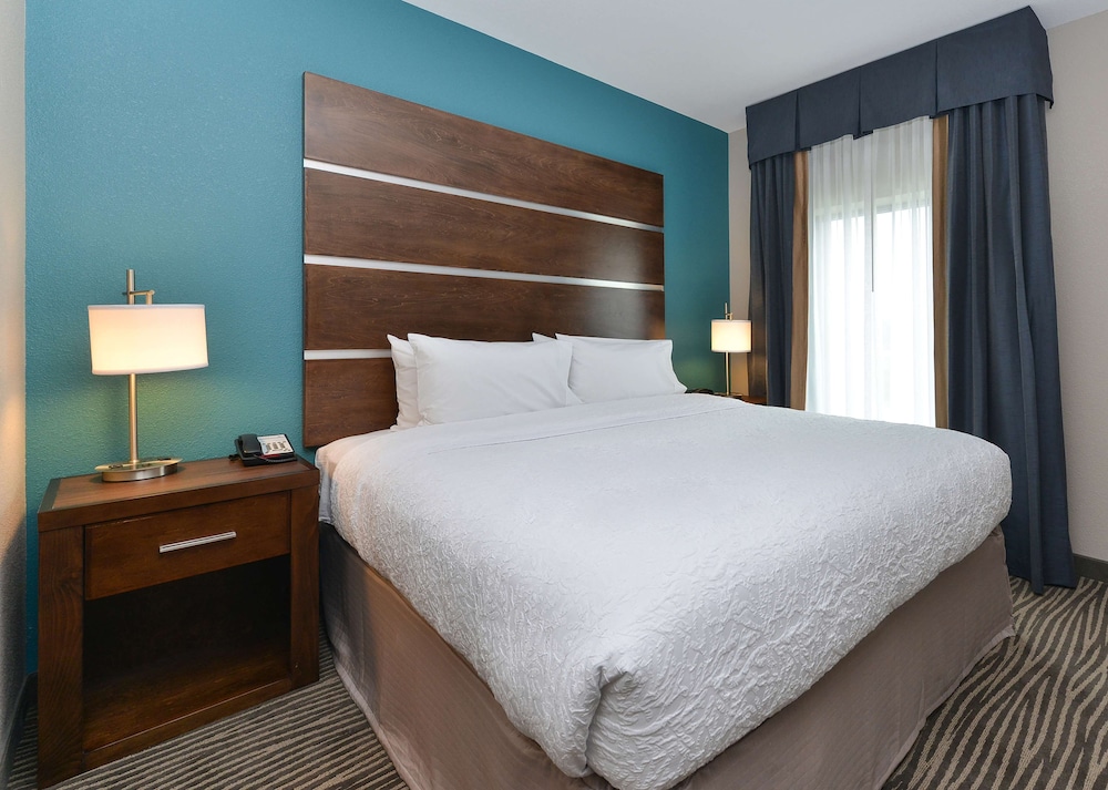 Hampton Inn & Suites Des Moines Downtown - photo 51