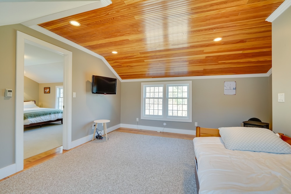 Serene Retreat Near Mt Snow Great for Groups - photo 3