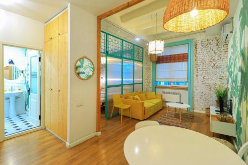 Unique and Beautiful 1BR Apt in Historic Tbilisi by Wehost