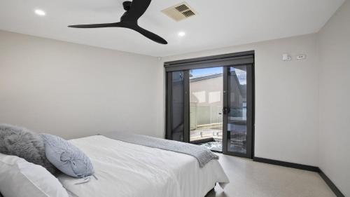 Riptides Booker Bay Waterfront apartment walk to shops & cafes — Booker Bay — photo 4