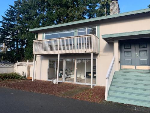 Music suite of single house first floor — 4-Star Luxury Hotel in Redmond, United States