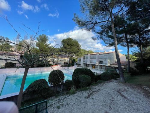 Studio Climatise Piscine Et Proche Plage in Sanary-Sur-Mer, France