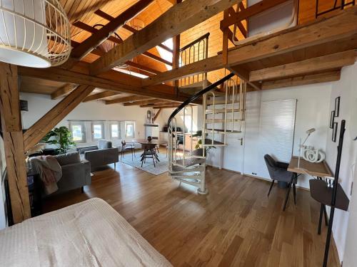 CROWN LIVING Wohlfühl Loft Bregenz Loft nahe Bodensee Boxspringbett Küche zentrumsnah ideal für Feriengäste und Geschäftsreisende — 4-Star Luxury Hotel in Bregenz, Austria