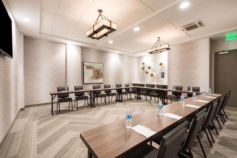 Hampton Inn & Suites Miami Wynwood Design District - photo 41