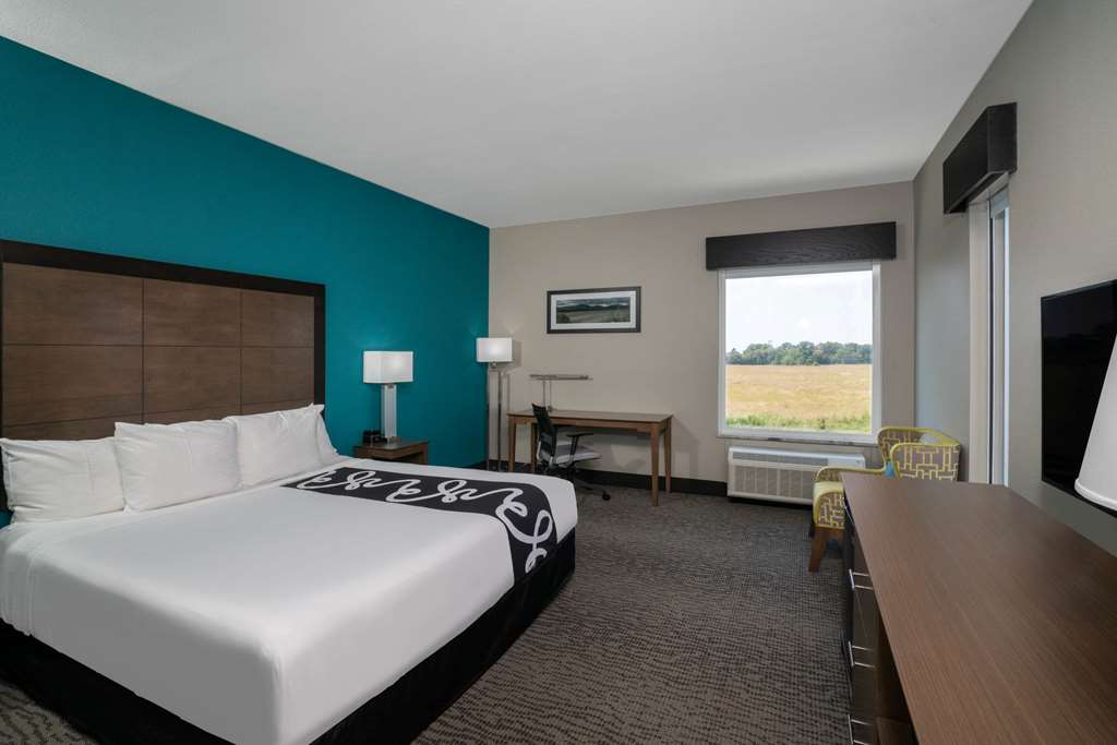 La Quinta Inn & Suites by Wyndham West Memphis - photo 18
