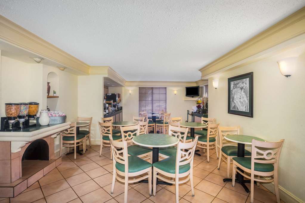 Super 8 by Wyndham Eagle Pass - photo 6