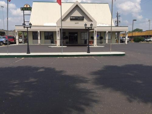 Houston Inn and Suites - photo 14