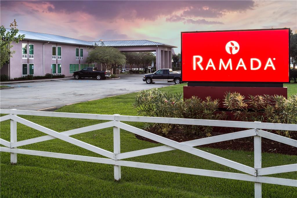 Ramada by Wyndham Luling - carbon neutral hotel in Luling