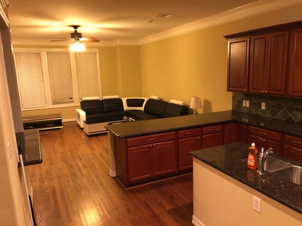 4 Story Rooftop Executive Corporate Housing - photo 28