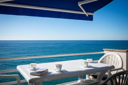 AT305 Vistas directas al mar al lado de la cala Canyadell — 4-Star Luxury Hotel in Altafulla, Spain