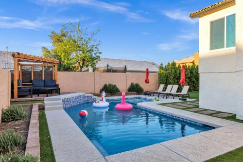 New Luxe Vacation Retreat Heated Pool Putting Green — Peoria