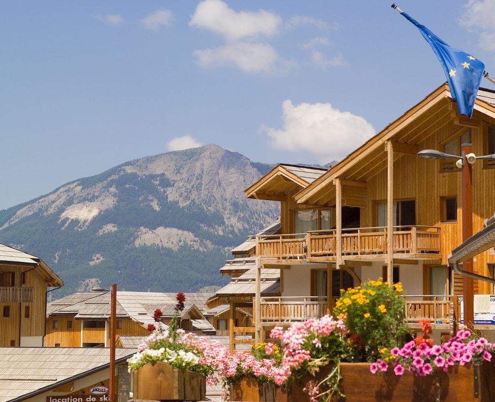 Madame Vacances Residence Les Balcons des Airelles — 4-Star Luxury Hotel in Embrun, France