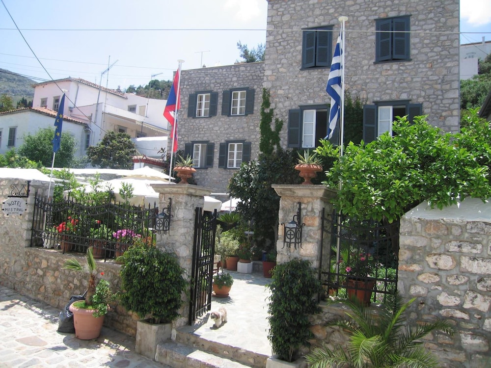 Hotel Mistral - carbon neutral hotel in Ydra
