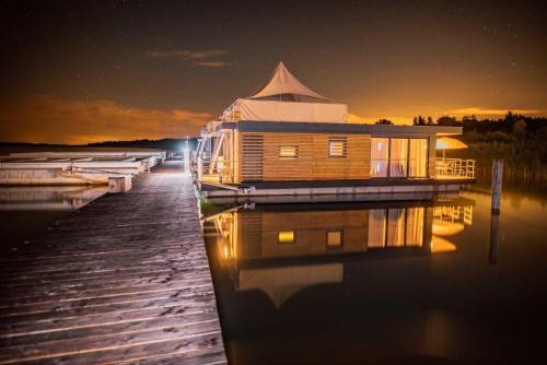 Hausboot Seestern - carbon neutral hotel in Klitten
