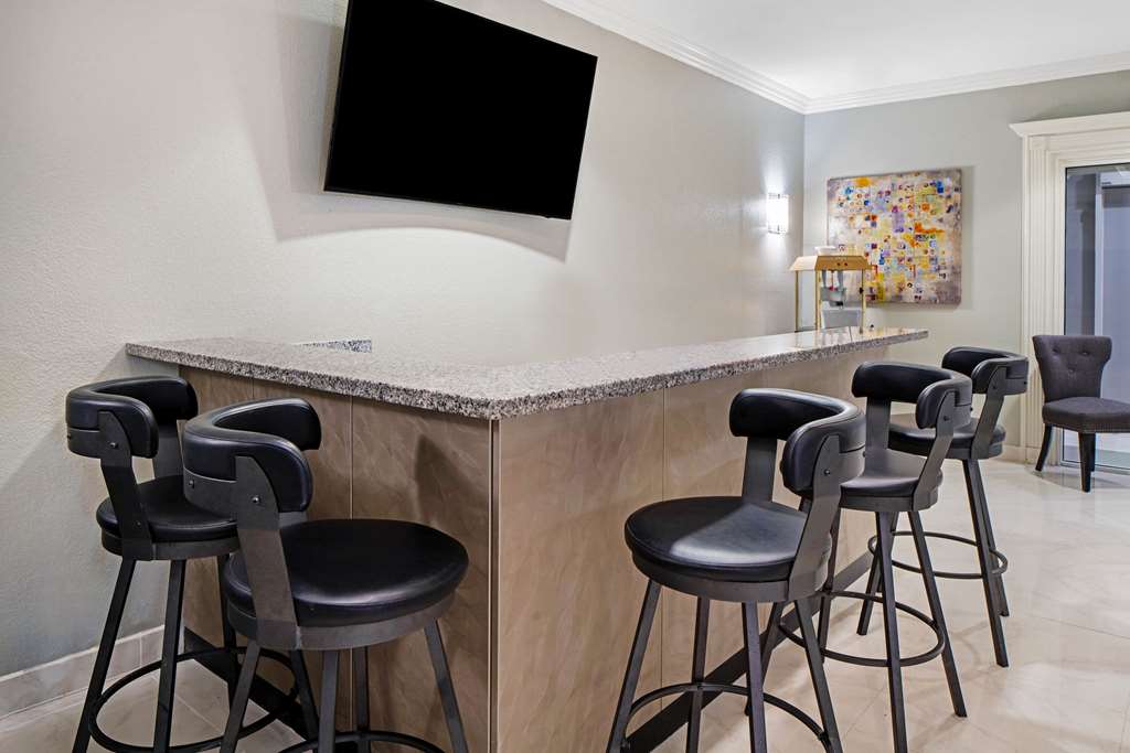 La Quinta Inn & Suites by Wyndham Brownsville North - photo 54