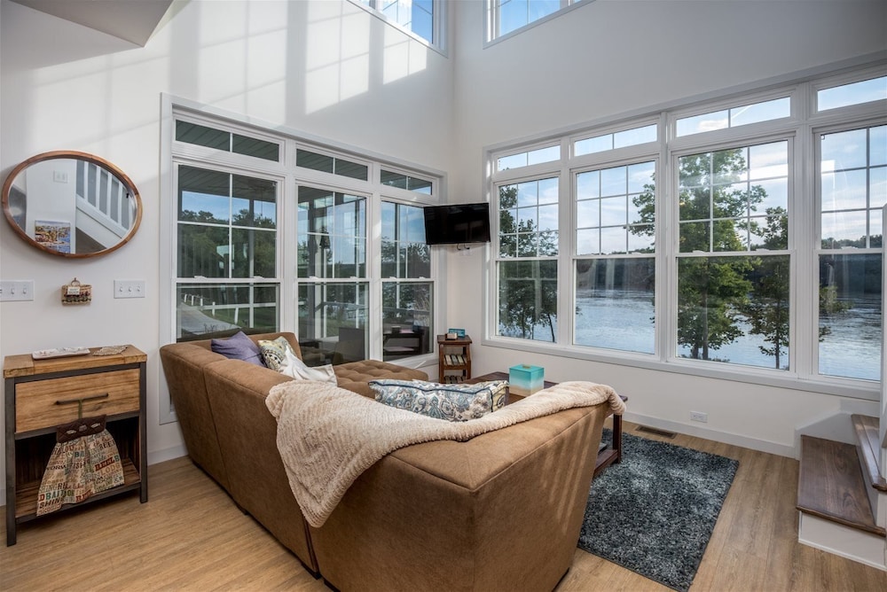 Bow wow on The River #5 in Ottawa, United States