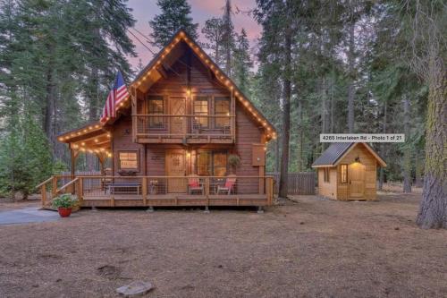 Cozy Designer Decorated Cabin Near Slopes Fireplace Peekaboo Lakeview — 4-Star Luxury Hotel in Homewood, United States
