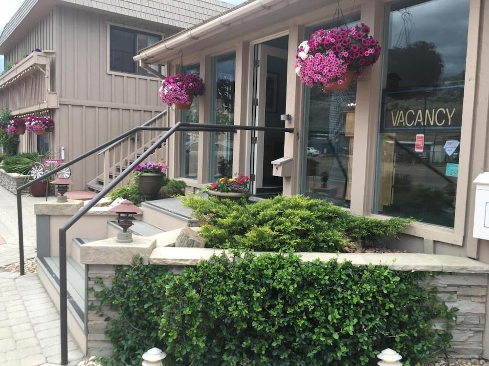 Woodland Motel - carbon neutral hotel in Salida