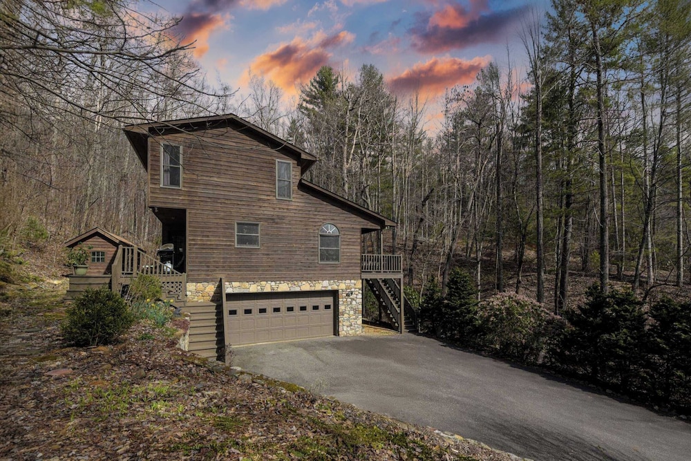 Creekside Mountain by AvantStay Private Sauna in Asheville, United States