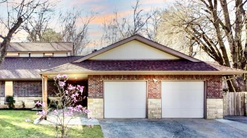 Centrally located hot tub 5 bedrooms in Tulsa, United States