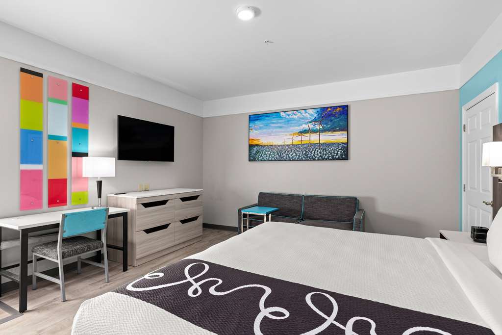 La Quinta Inn & Suites by Wyndham Raymondville - photo 98