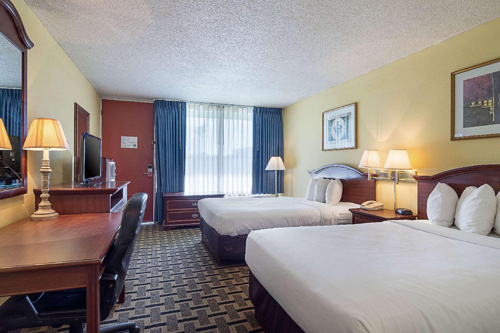 Econo Lodge - photo 17