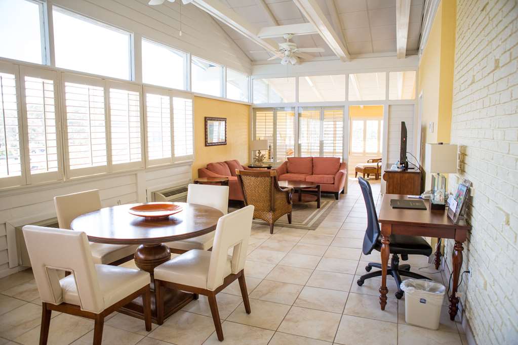 Best Western Plus Yacht Harbor Inn - photo 13