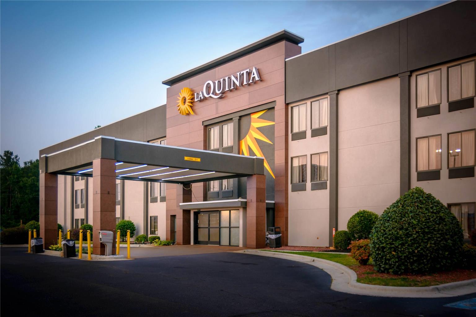 La Quinta Inn & Suites by Wyndham Fayetteville I 95 - featured photo