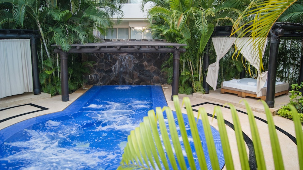 Pool waterfall