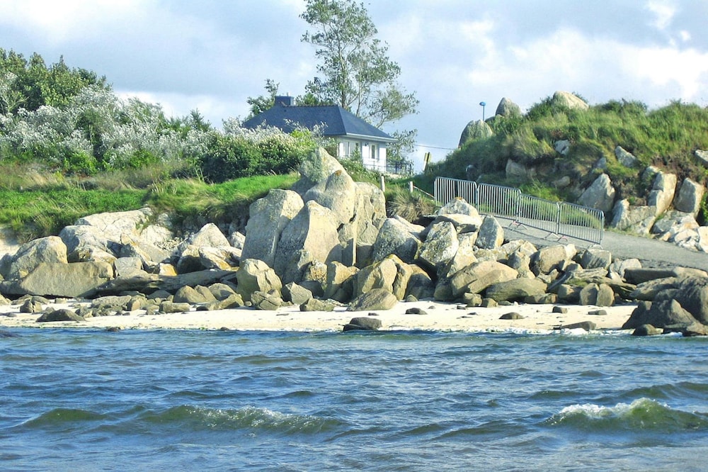 Seaside Villa in Guisseny With Stunning Views — 4-Star Luxury Hotel in Guisseny, France