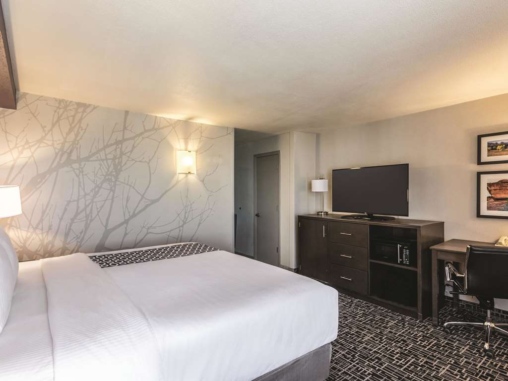 La Quinta Inn & Suites by Wyndham Colorado Springs North - photo 17