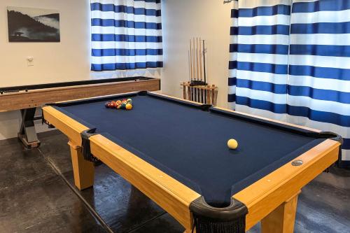 Mtn View Cabin with Game Room and Deck in Flagstaff — 4-Star Luxury Hotel in Mountainaire, United States