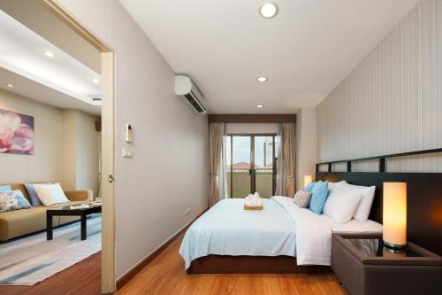 Azure Dreams King Suite Retreat near BTS & Fast WiFi