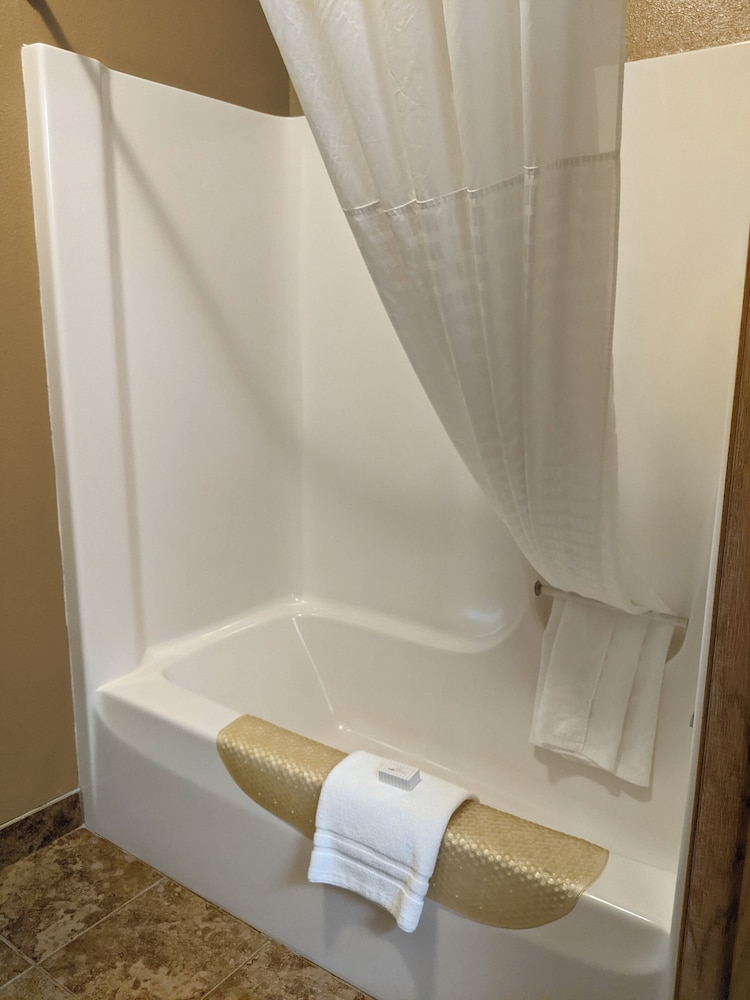Cobblestone Inn & Suites Denison Majestic Hills - photo 49