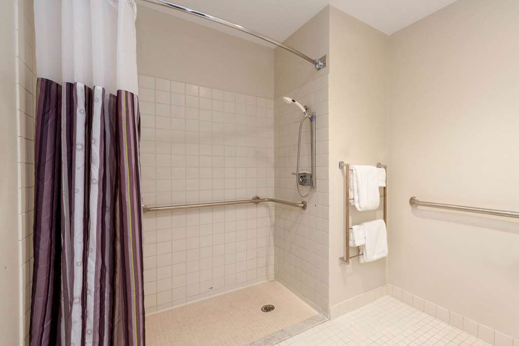 La Quinta Inn & Suites by Wyndham Cleveland Macedonia - photo 25