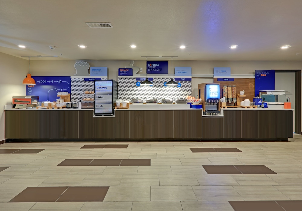 Holiday Inn Express & Suites Round Rock - photo 24