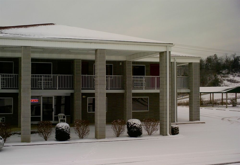 Campton Parkway Inn - photo 32