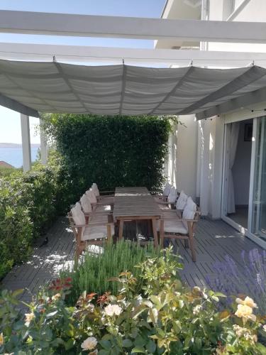 House Natali 70m from the beach free EV top up — 4-Star Luxury Hotel in Razanac, Croatia
