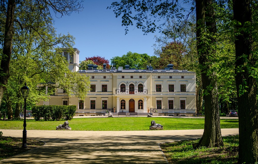 Pałac Wierzbiczany — 4-Star Luxury Hotel in Gniewkowo, Poland