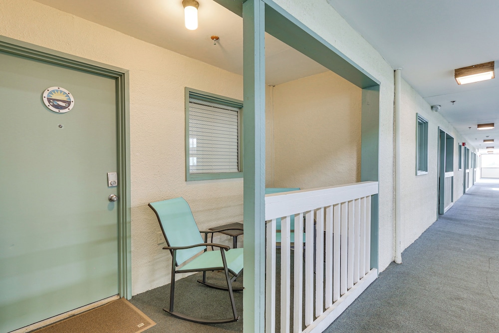 Walk to Beach: Hilton Head Resort Condo w Pools - photo 8