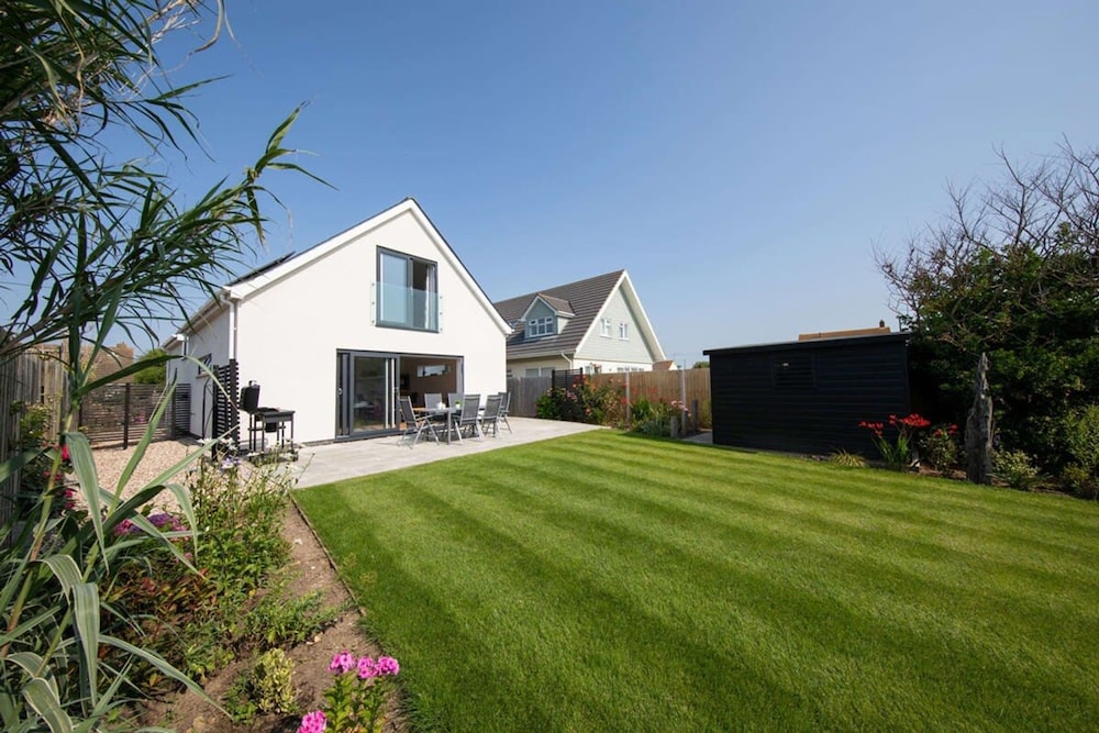 Surfer's Paradise Steps to Beach Sleek&Stylish — 4-Star Luxury Hotel in East Wittering, United Kingdom