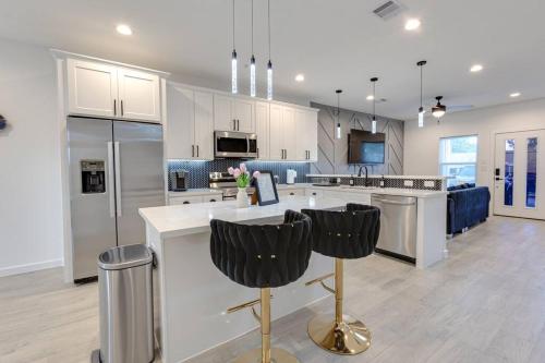 Lé Luxe Maison 3BR 2 BA Medical Center and Downtown HTX Gated — 4-Star Luxury Hotel in Houston, United States