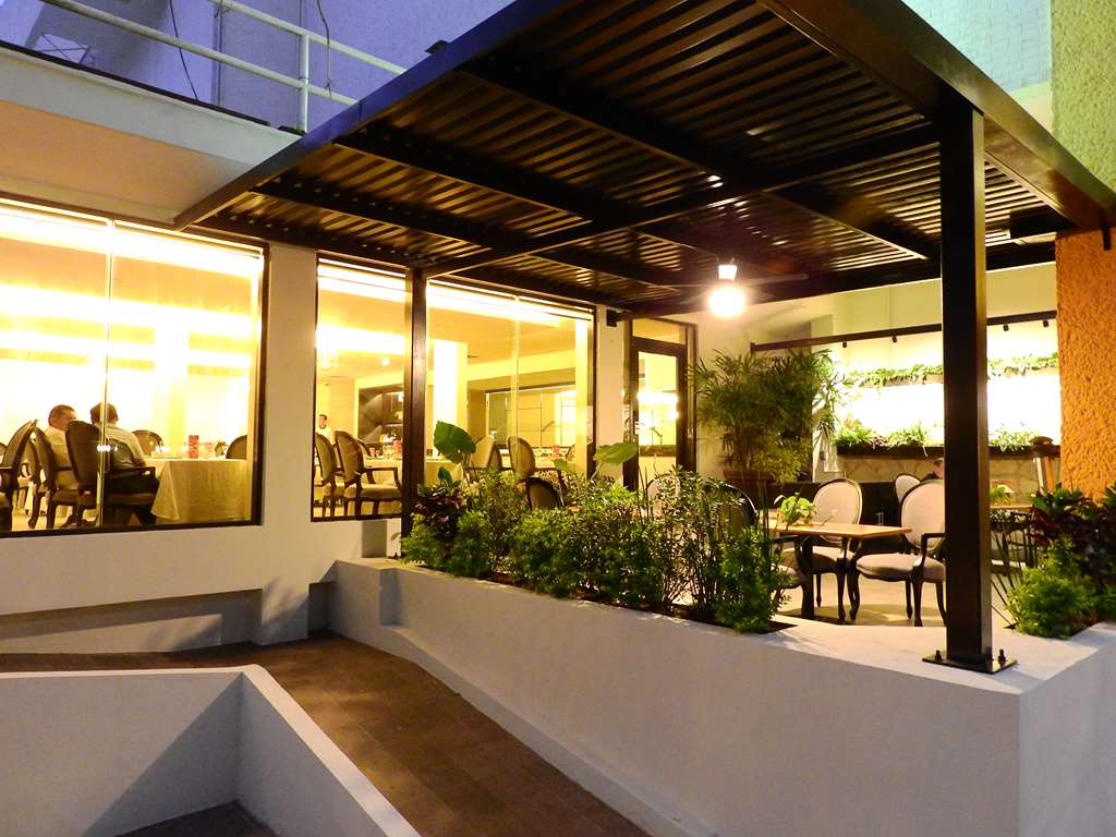 HS HOTSSON Hotel Tampico Restaurante Terraza