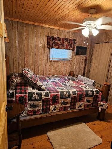 Butler's Bay Teal Lake 4 Bedroom Hotel Room by RedAwning - photo 20