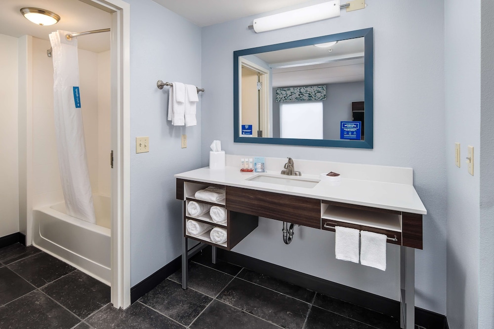 Hampton Inn & Suites Navarre - photo 14