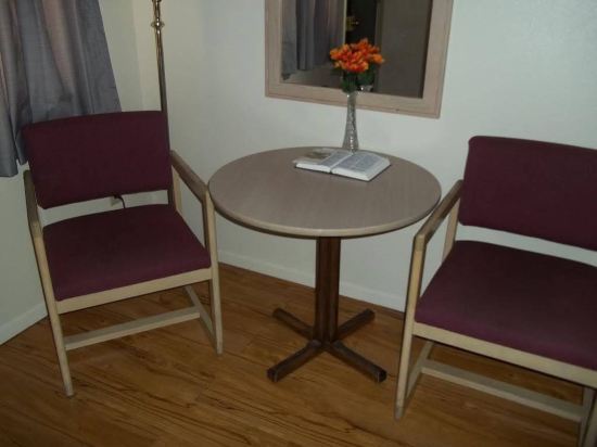Royal Host Motel - photo 8